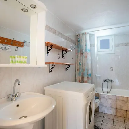 Two-bedroom 6-7 Adults First Floor דירה *